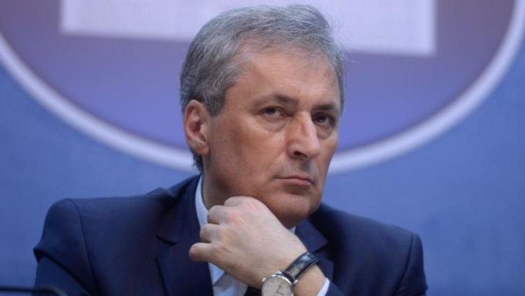 Cine strănută în public fără mască riscă dosar penal!