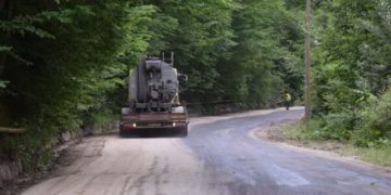 Au început lucrările de asfaltare pe DJ 714 Pucheni-Cabana Căprioru!