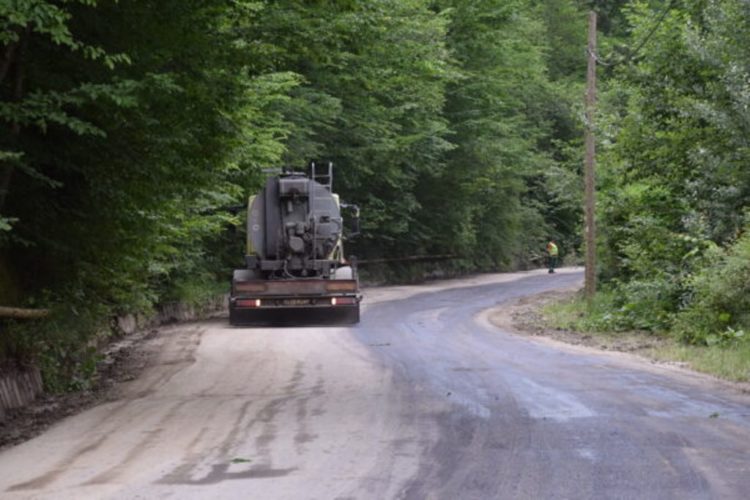 Au început lucrările de asfaltare pe DJ 714 Pucheni-Cabana Căprioru!