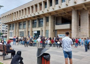 Sute de persoane s-au îngrămădit la examenul teoretic pentru permis!