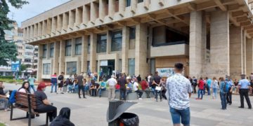 Sute de persoane s-au îngrămădit la examenul teoretic pentru permis!