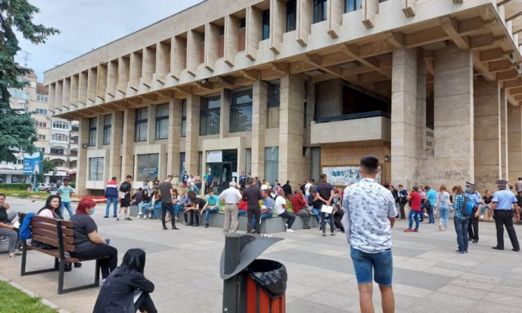 Sute de persoane s-au îngrămădit la examenul teoretic pentru permis!