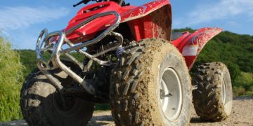 Un tânăr s-a rănit grav după ce a intrat cu atv-ul într-un copac!