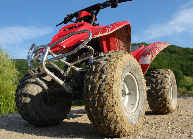 Un tânăr s-a rănit grav după ce a intrat cu atv-ul într-un copac!