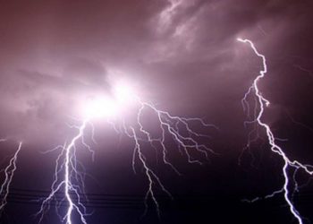 Rețeaua electrică din Titu a fost afectată de descărcările electrice!