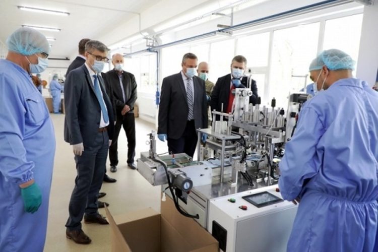 Linia de producție de măști medicinale din cadrul Fabricii Dragomirești nu mai funcționează!