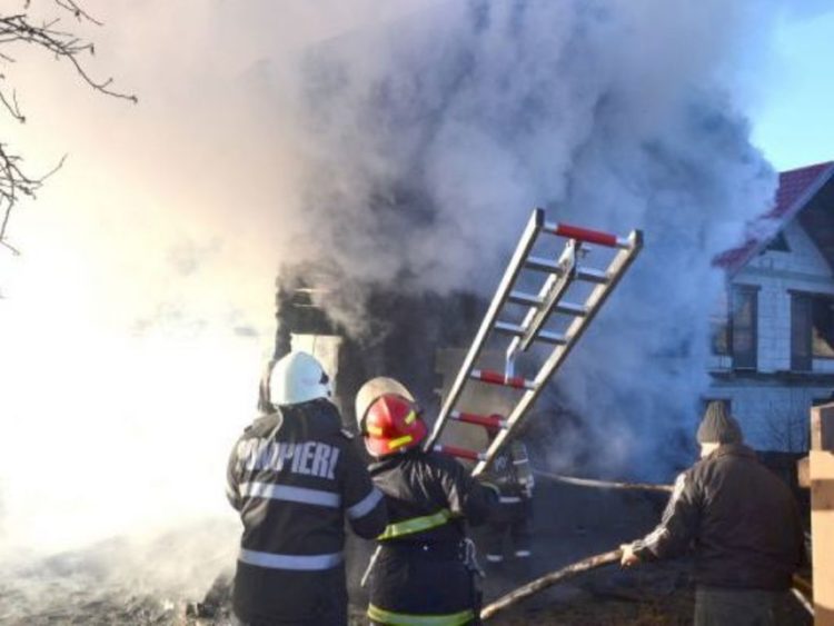 Incendiu violent la o casă din Valea Lungă!