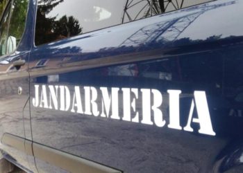 Articole vestimentare cu denumirile unor mărci de renume au fost confiscate de jandarmii dâmbovițeni!