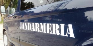 Articole vestimentare cu denumirile unor mărci de renume au fost confiscate de jandarmii dâmbovițeni!