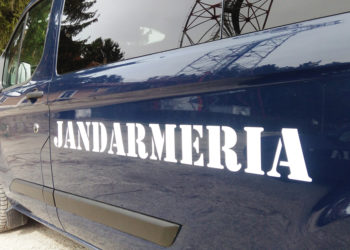Intervenție a jandarmilor pentru recuperarea unui autoturism dintr-un heleșteu!