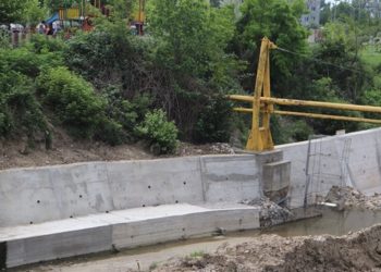 Malul Cricovului Dulce este grav afectat de prăbușiri și alunecări de teren!