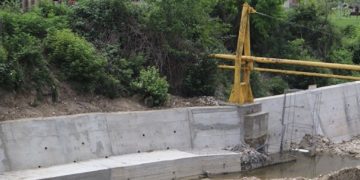 Malul Cricovului Dulce este grav afectat de prăbușiri și alunecări de teren!