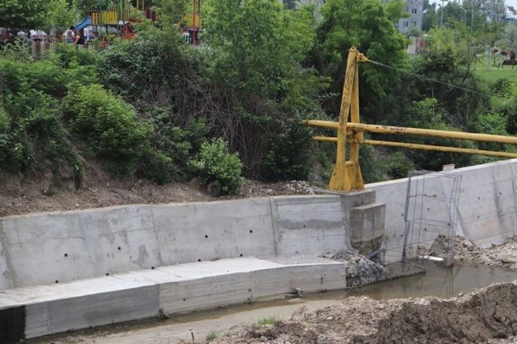 Malul Cricovului Dulce este grav afectat de prăbușiri și alunecări de teren!