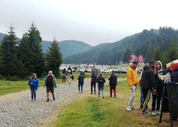 Turiștii au asaltat zona montană Padina-Peștera pentru a petrece minivacanța de Rusalii!
