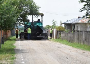 Continuă asfaltările și modernizările de drumuri în Dâmbovița!