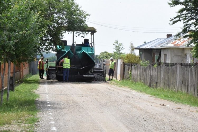 Continuă asfaltările și modernizările de drumuri în Dâmbovița!
