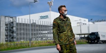 DRAMATIC! ARMATA A INTRAT IN  ABATORUL UNDE APROAPE 700 DE DÂMBOVIȚENI SUNT INFECTATI CU COVID 19