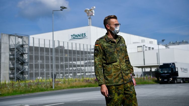 DRAMATIC! ARMATA A INTRAT IN  ABATORUL UNDE APROAPE 700 DE DÂMBOVIȚENI SUNT INFECTATI CU COVID 19