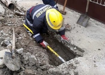 Un cățeluș a fost salvat de pompieri după ce a rămas blocat sub un podeț!
