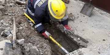 Un cățeluș a fost salvat de pompieri după ce a rămas blocat sub un podeț!