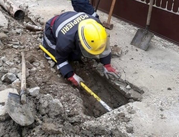 Un cățeluș a fost salvat de pompieri după ce a rămas blocat sub un podeț!
