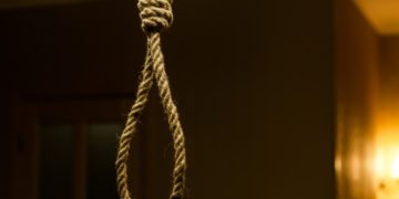 Un bărbat a fost găsit spânzurat în locuință!