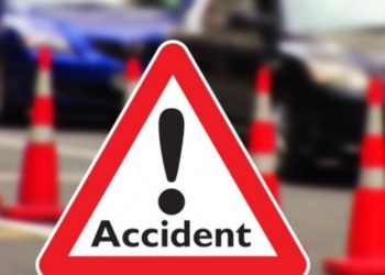 Un motociclist a ajuns la spital după impactul cu un autoturism!