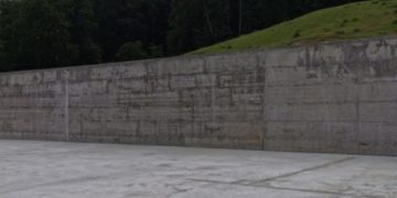 Platformă de stocare a gunoiului de grajd provenit din Munții Bucegi!