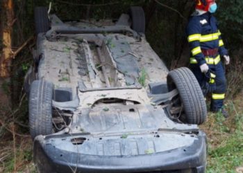Persoană rănită grav după ce s-a răsturnat cu mașina!