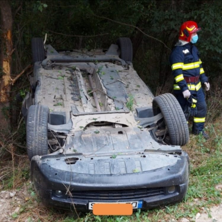 Persoană rănită grav după ce s-a răsturnat cu mașina!