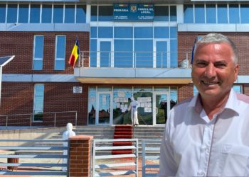 AMPLĂ ACȚIUNE DE DEZINFECȚIE LA COMIȘANI ÎN VEDEREA COMBATERII SARS-COV2 – FOTO