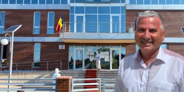 AMPLĂ ACȚIUNE DE DEZINFECȚIE LA COMIȘANI ÎN VEDEREA COMBATERII SARS-COV2 – FOTO