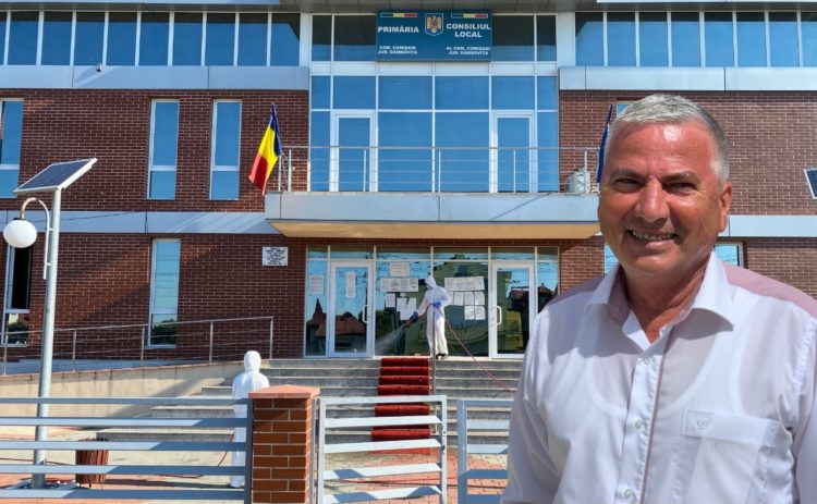 AMPLĂ ACȚIUNE DE DEZINFECȚIE LA COMIȘANI ÎN VEDEREA COMBATERII SARS-COV2 – FOTO