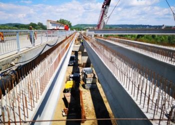 Se montează grinzile la podul de la Teiș!