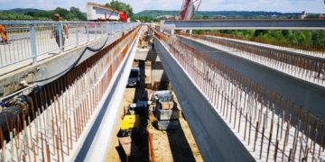 Se montează grinzile la podul de la Teiș!