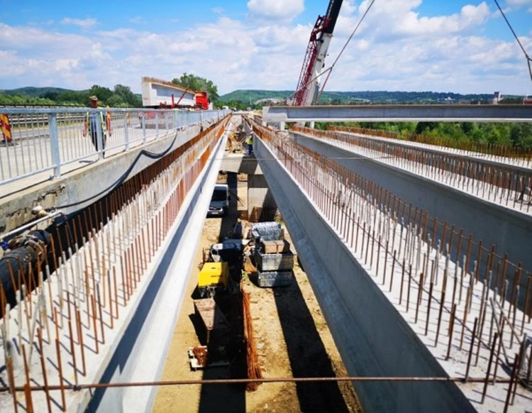 Se montează grinzile la podul de la Teiș!