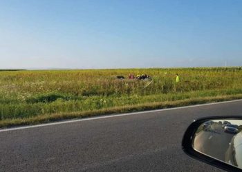 O șoferiță a scăpat cu viață după ce s-a răsturnat cu mașina!