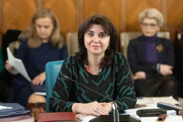 Scenariul probabil pentru începerea anului școlar din septembrie este sistemul hibrid!