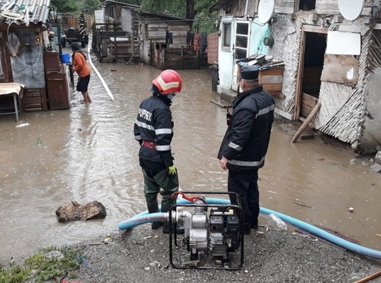 Gospodării inundate în localitatea Glod!