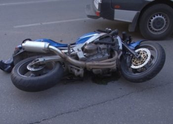 Un motociclist a fost aruncat în șanț după ce a fost acroșat de o mașină!
