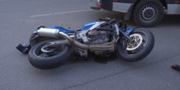 Un motociclist a fost aruncat în șanț după ce a fost acroșat de o mașină!