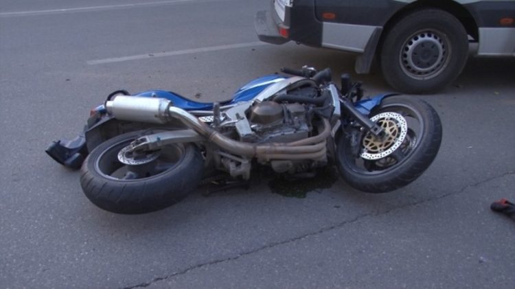 Un motociclist a fost aruncat în șanț după ce a fost acroșat de o mașină!