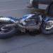 Un motociclist a fost aruncat în șanț după ce a fost acroșat de o mașină!