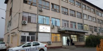 Doi tineri au jefuit un bărbat pe stradă!