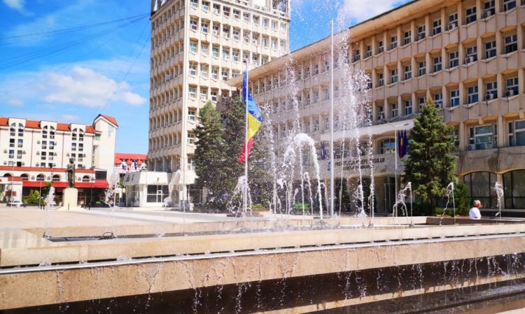 Constructorul trebuie să refacă hidroizolația fântânilor din Piața Tricolorului!