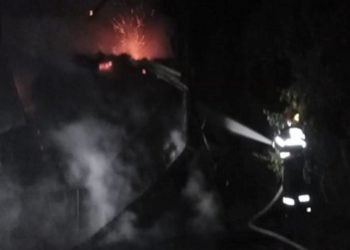 O cabană din localitatea Valea Lungă a fost cuprinsă de flăcări!