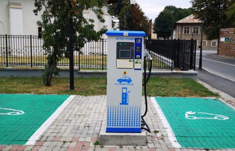 Sunt funcționale cele patru stații electrice de reîncărcare pentru vehicule electrice!