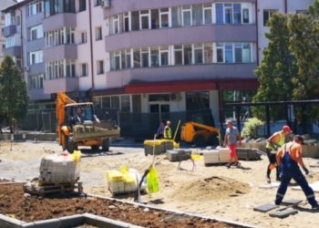 A început montarea pavajului nou în Piața Revoluției!