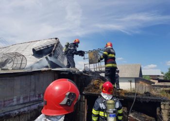 Incendiu puternic la o anexă gospodărească din localitatea Bucșani!