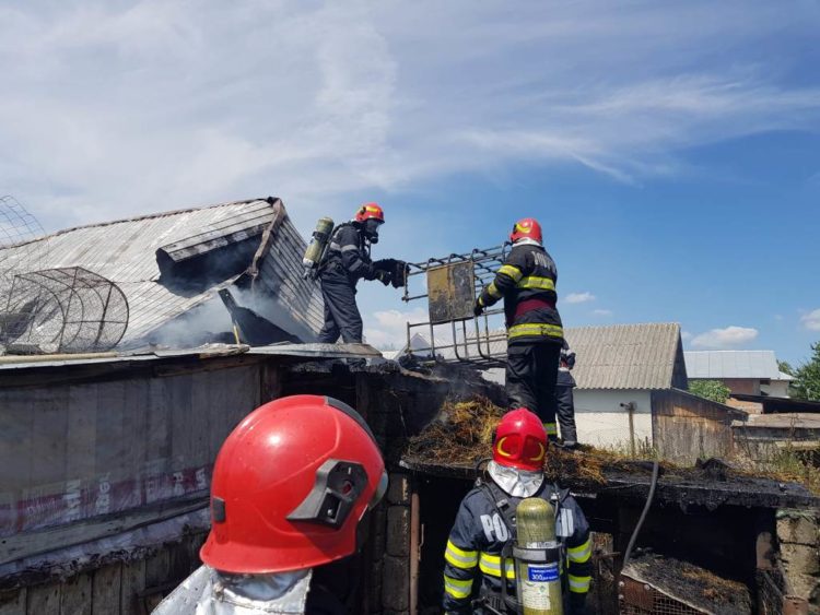 Incendiu puternic la o anexă gospodărească din localitatea Bucșani!